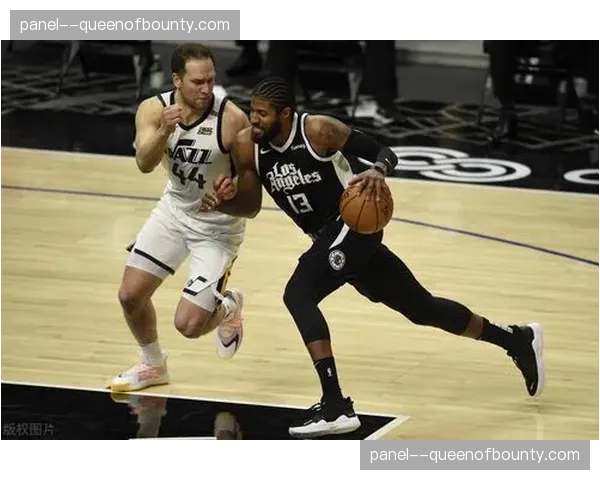 曼联客场1-0力克埃弗顿，姆伯莫参与12球助红魔重返前四